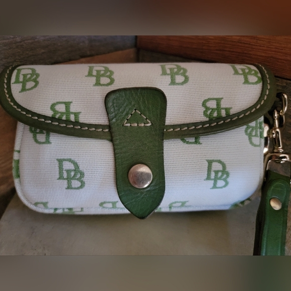 Dooney And Bourke Vintage Green And White Monogram Wristlet With Leather Trim - Picture 2 of 10